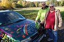 Andr&eacute; Kosig gab sein Auto frei zur k&uuml;nstlerischen Gestaltung durch die Kinder der "Leuchte". Die Leiterin des Jugendfreizeitzentrums, Ute Dietrich, war begeistert. (Foto: J. Miche)