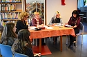 Die Juroren bei der Arbeit. Von links: Die Deutschlehrerinnen Antje Eimler und Sigrid Fuchs, die Buchh&auml;ndlerin Sylvia Geilert und Bibliothekarin Susanne Besser. (Foto: Jochen Miche)