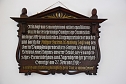 Doppeltes Jubil&auml;um: Der "Geschichtsverein Sangerhausen und Umgebung" feiert sein 25. Jubil&auml;um im Gemeindehaus in der Riestedter Stra&szlig;e. Dieses Geb&auml;ude wurde genau heute vor 100 Jahren als evangelisches Gemeindehaus mit einem Gottesdienst eingeweiht (woran diese geschnitzte Tafel erinnert). Morgen, Sonntag, wird dieses Ereignis ab 10 Uhr mit einem Festgottesdienst und einer Feier gew&uuml;rdigt. (Foto: Jochen Miche)