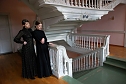 Sah eine barocke Treppe jemals sch&ouml;ner aus? Julia Maria Bondl und Lara Cook (v. l.) im Humboldt-Schloss Hettstedt. (Foto: Jochen Miche)
