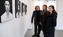 Wieviel verschiedene Gesichter sehen wir hier? Initiator Ralf W&uuml;rth, Malerin Mela Feigenbaum und W&uuml;rths Mitarbeiterin Veronika Mayer vor Fotografien von Gunnar Lillehammer. Antwort auf die Preisfrage: Vier. Die Kunstwerke an der Wand zeigen ein und dieselbe Person: den Fotografen in verschiedenen Inszenierungen. (Foto: Jochen Miche)