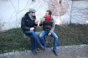 Gastgeber und Star des Abends stärken sich mit einer original Thüringer Rostbratwurst: Florian Wend und Phil Stewman in einer seiner wenigen Auftrittspausen. (Foto: Jochen Miche) Gastgeber und Star des Abends stärken sich mit einer original Thüringer Rostbratwurst: Florian Wend und Phil Stewman in einer seiner wenigen Auftrittspausen. (Foto: Jochen Miche)