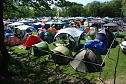 Wer legt sich bei einem Festival wie in Bornstedt schon freiwillig schlafen? Doch spätestens nach drei Tagen ist der größte Durst gelöscht und der Kreislauf mit Metal vollgesogen. Dann ist es völlig egal, ob aus dem Nachbarzelt ein Bass wummert oder unterm Zeltdach vierzig Grad herrschen: da wird selbst am Tag die Luftmatratze zum Himmelbett. (Foto: Jochen Miche) Wer legt sich bei einem Festival wie in Bornstedt schon freiwillig schlafen? Doch spätestens nach drei Tagen ist der größte Durst gelöscht und der Kreislauf mit Metal vollgesogen. Dann ist es völlig egal, ob aus dem Nachbarzelt ein Bass wummert oder unterm Zeltdach vierzig Grad herrschen: da wird selbst am Tag die Luftmatratze zum Himmelbett. (Foto: Jochen Miche)
