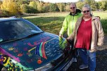 Andr&eacute; Kosig gab sein Auto frei zur k&uuml;nstlerischen Gestaltung durch die Kinder der "Leuchte". Die Leiterin des Jugendfreizeitzentrums, Ute Dietrich, war begeistert. (Foto: J. Miche)