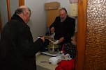 Pfarrer Sebastian Bartsch beim Austeilen einer Linsensuppe. Alternativ gab es eine K&uuml;rbissuppe und andere Speisen. (Foto: Jochen Miche)