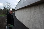 Der Präsident der Landesstraßenbaubehörde, Uwe Langkammer, inspiziert die gewaltige Stützwand, der das nächste Saalehochwasser kaum noch etwas anhaben kann. (Foto: Jochen Miche) Der Präsident der Landesstraßenbaubehörde, Uwe Langkammer, inspiziert die gewaltige Stützwand, der das nächste Saalehochwasser kaum noch etwas anhaben kann. (Foto: Jochen Miche)