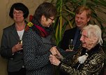 Pfarrerin Iris Hellmich brachte einen kleinen Luther als Geschenk mit. Frau Weser ist Kirchenmitglied seit ihrer Taufe - also seit 95 Jahren. (Foto: Jochen Miche) Pfarrerin Iris Hellmich brachte einen kleinen Luther als Geschenk mit. Frau Weser ist Kirchenmitglied seit ihrer Taufe - also seit 95 Jahren. (Foto: Jochen Miche)