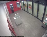 Der Täter beim Abheben von Geld, das ihm nicht gehört. Die Polizei bittet um sachdienliche Hinweise. (Foto: Polizei) Der Täter beim Abheben von Geld, das ihm nicht gehört. Die Polizei bittet um sachdienliche Hinweise. (Foto: Polizei)