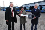 Der symbolische MAN-Schl&uuml;ssel f&uuml;r acht neue Busse wandert von Frank Grundmann (MAN, Lieferant der Busse) zu Landr&auml;tin Dr. Angelika Klein (Vertreter des Gesellschafters der VGS) und weiter zu Heinz-J&uuml;rgen Beermann (VGS-Gesch&auml;ftsf&uuml;hrer). (Foto: Jochen Miche)