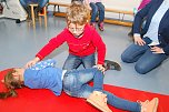 Die stabile Seitenlage erlernen und üben hier bereits Eisleber Kinder im Vorschulalter. (Foto: Gabriele Lakomy) Die stabile Seitenlage erlernen und üben hier bereits Eisleber Kinder im Vorschulalter. (Foto: Gabriele Lakomy)