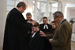 Ein denkw&uuml;rdiger Augenblick: Pfarrer Martin Weber erh&auml;lt den Segen von Superintendent Krist&oacute;f B&aacute;lint (links) und den haupt- und ehrenamtlich in der Kirche T&auml;tigen, die seine Einf&uuml;hrung in den Dienst in Allstedt aktiv mit begleiteten. (Foto: Jochen Miche)