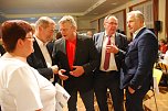 Gespr&auml;che am Rande der Veranstaltung. Hier (im roten Shirt) Lutz Haring, Pr&auml;sident des Kampfsport-Athletik-Vereins, im Gespr&auml;ch mit Matthias Platzeck, daneben Karl-Heinz Daehre und Klaus Wowereit. (Foto: Jochen Miche)