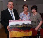 Freude auf beiden Seiten: Beim Landtagsabgeordneten und AfD-Kreisvorsitzenden Jens Diederichs nach Erwerb eines Bildes, dessen Erl&ouml;s der Selbsthilfegruppe "Restless-Legs-Syndrom" (unruhige Beine) Mansfelder Land zugute kommt. Neben ihm: Helga Gebhardt, die das Bild schuf, und Gruppenleiterin Angelika Rokohl, beide von der RLS-Selbsthilfegruppe. (Foto: Jochen Miche)