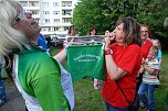 Und so versucht eine Kinderhaus-Leiterin zu spielen. Kein Ton entwich dem Instrument. Spa&szlig; hatten dennoch alle an dem Versuch. (Foto: Jochen Miche)