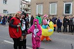 N&auml;rrinnen und Narren ziehen durch die Stadt (2) (Foto: Karl-Heinz Herrmann)