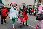N&auml;rrinnen und Narren ziehen durch die Stadt (2) (Foto: Karl-Heinz Herrmann)