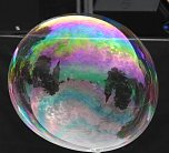 Spiegelbild in Seifenblase (Foto: Peter Blei)