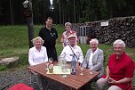 Chefkellner Norbert Stöckel bediente die Geschwister Marlies Gleim aus Hannover, Hiltrud Wernicke aus Klettenberg, Friedel Föllmer (mit Frau Gertrud) aus Arnstadt und Rosalinde Frank aus Nordhausen anlässlich ihres Geschwistertreffens. (Foto: Kurt Frank) Chefkellner Norbert Stöckel bediente die Geschwister Marlies Gleim aus Hannover, Hiltrud Wernicke aus Klettenberg, Friedel Föllmer (mit Frau Gertrud) aus Arnstadt und Rosalinde Frank aus Nordhausen anlässlich ihres Geschwistertreffens. (Foto: Kurt Frank)