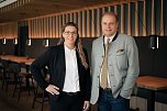 Freuen sich &uuml;ber die gelungene Wiederer&ouml;ffnung: (v.l.) Hotelmanagerin Angelina Meixner und Dr. Clemens Ritter von Kempski, Gesch&auml;ftsf&uuml;hrer und Eigent&uuml;mer der Ritter von Kempski Privathotels. (Foto: Hotel Ritter von Kempski )