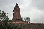 Einmillionster Besucher am stürmischen Kyffhäuser-Denkmal (Foto: Karl-Heinz Herrmann) Einmillionster Besucher am stürmischen Kyffhäuser-Denkmal (Foto: Karl-Heinz Herrmann)