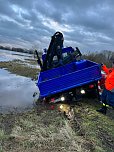 Unimog-Bergung auf schlammigem Weg (Foto: THW/Silvio Dietzel)