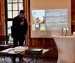 Weltmeister David Storl stellte sich den Fragen der Presse, am Fu&szlig;e des h&ouml;chsten Hexenbesen der Welt (Foto: Eva Maria Wiegand)