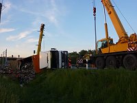Umgekippter Lkw blockierte B4 Bild: Umgekippter Lkw blockierte B4