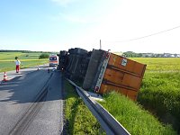 Umgekippter Lkw blockierte B4 Bild: Umgekippter Lkw blockierte B4