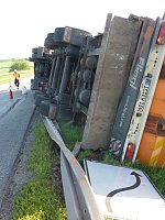 Umgekippter Lkw blockierte B4 Bild: Umgekippter Lkw blockierte B4