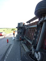 Umgekippter Lkw blockierte B4 Bild: Umgekippter Lkw blockierte B4