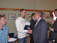 Zeugnisse übergeben Bild: Zeugnisse übergeben