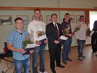 Zeugnisse übergeben Bild: Zeugnisse übergeben