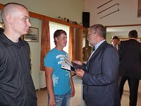 Zeugnisse übergeben Bild: Zeugnisse übergeben