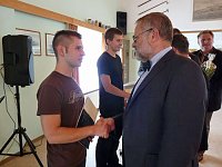 Zeugnisse übergeben Bild: Zeugnisse übergeben