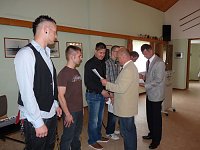 Zeugnisse übergeben Bild: Zeugnisse übergeben