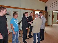 Zeugnisse übergeben Bild: Zeugnisse übergeben