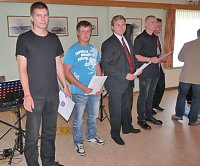 Zeugnisse übergeben Bild: Zeugnisse übergeben