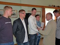 Zeugnisse übergeben Bild: Zeugnisse übergeben