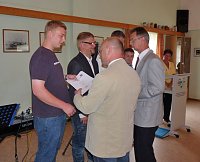 Zeugnisse übergeben Bild: Zeugnisse übergeben