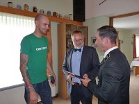 Zeugnisse übergeben Bild: Zeugnisse übergeben