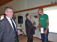 Zeugnisse übergeben Bild: Zeugnisse übergeben