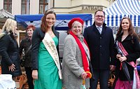 Bild: Der Landkreis zu Gast. Gruppenfoto vor dem Rathaus mit Zwiebelk&ouml;nigin Anna-Maria L&ouml;wig, Eislebens B&uuml;rgermeisterin Jutta Fischer, Hettstedts B&uuml;rgermeister Danny Kavalier und Sangerhausens Rosenk&ouml;nigin Doreen II. (von links)