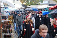 Bild: Der Markt und sein Umzug: Nichts von beidem hat von seiner Ausstrahlung verloren. Auch in diesem Jahr herrschte wieder fr&ouml;hliches Gedr&auml;nge beim Umzug zum Festzelt.