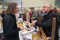 Bild: Jens K&ouml;nig (links) von der Buchbinderei der Mitteldeutschen Werkst&auml;tten gGmbH in Eisleben ber&auml;t einen seiner Stammkunden, der insbesondere die qualit&auml;tsvolle Handarbeit der Mitarbeiterinnen und Mitarbeiter der Werkstatt sch&auml;tzt.