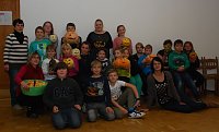 Bild: Gruppenbild mit Schnitzkunstwerken. Viel Zeit, noch mehr Nerven und ganz viel liebevolle F&uuml;rsorge brachten Cordula Franke (links stehend), Anke Weder (links hockend) und Nadine Schmei&szlig;er (rechts sitzend) bei der Betreuung der 15 temperamentvollen &Uuml;bernachtungsg&auml;ste auf.