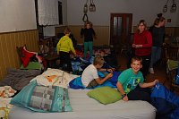 Bild: Hier werden Erlebnisse ausgetauscht, Witze erz&auml;hlt, Spr&uuml;nge gewagt � und irgendwann tief in der Nacht die Augen zugemacht. Abends im Bett durften die Kinder noch einmal kurze Geschichten aus ihren Lieblingsb&uuml;chern vorlesen. Mit jeder Geschichte wurde es ruhiger im Raum� 