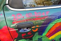 Bild: Der Tag, an dem das Werk entstand, wurde auf der T&uuml;r verewigt. Die K&uuml;nstler selbst hinterlie&szlig;en ihr Autogramm in aller Bescheidenheit auf der Motorhaube.
