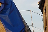 Bild: Mittels langer Stangen, an denen sich teilweise Haken befanden, mussten die in gut sechs Meter H&ouml;he befindlichen Telefonleitungen nochmals angehoben werden.