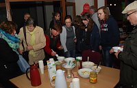 Bild: Trubel herrschte im Vorraum zur Winterkirche. S&uuml;&szlig;speisen und interessante Gespr&auml;che lockten.
