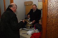 Bild: Pfarrer Sebastian Bartsch beim Austeilen einer Linsensuppe. Alternativ gab es eine K&uuml;rbissuppe und andere Speisen.